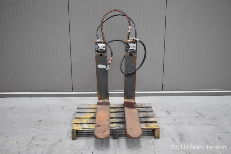 Hydraulic reach fork
