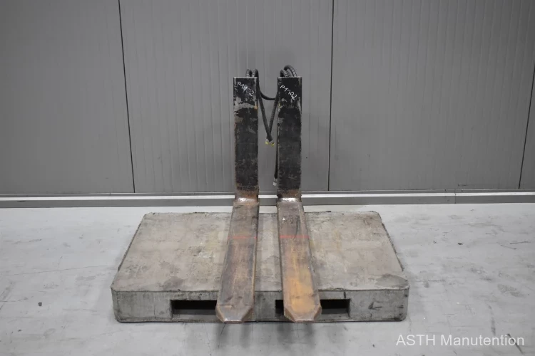 Hydraulic reach fork